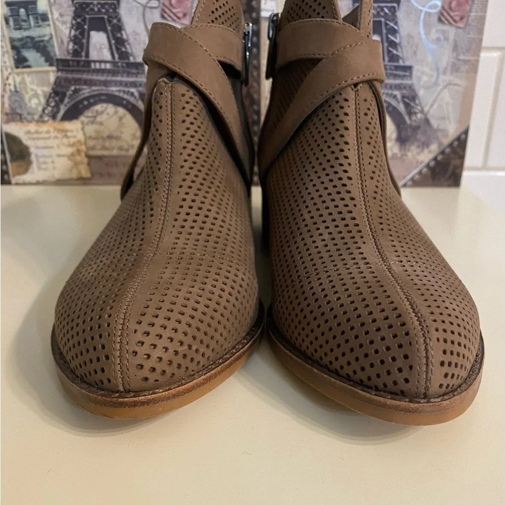 Vince Camuto Casha Perforated Ankle Booties. NIB NWT From Macys SZ 7.5 FIRM